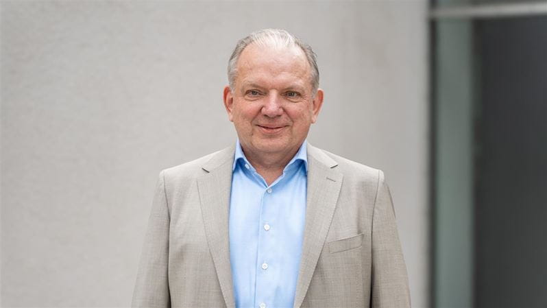 Headshot Ralf Roeser