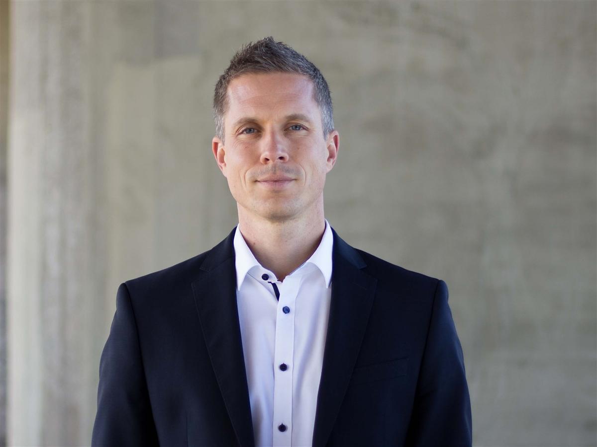 Simon Hettler Headshot