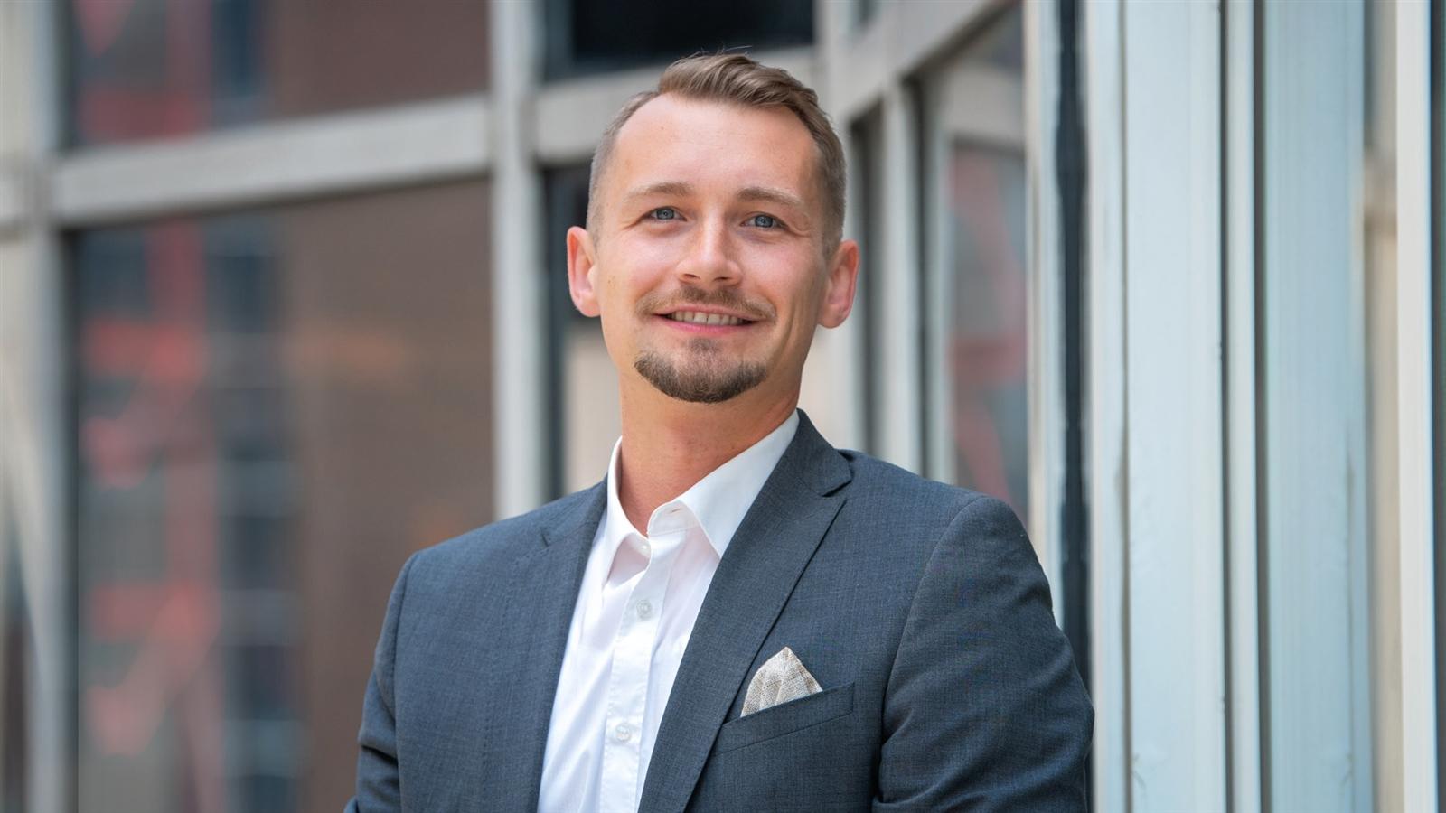 Headshot Lukas Wallrabe