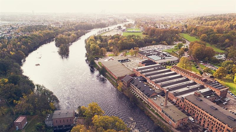 Industrieanlage nahe Wasser