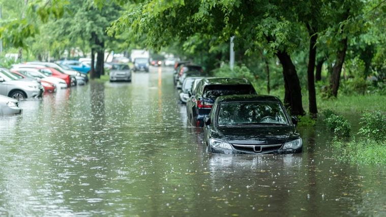 Überflutete Straße mit halb im Wasser stehenden Autos