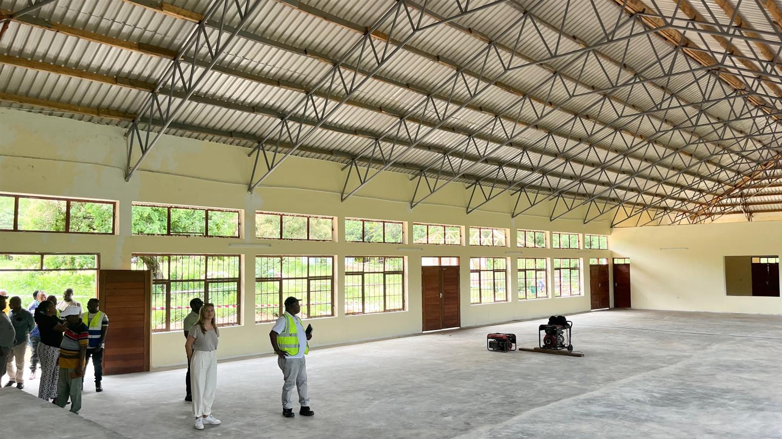 Eine Gruppe von Personen betritt einen großen Saal