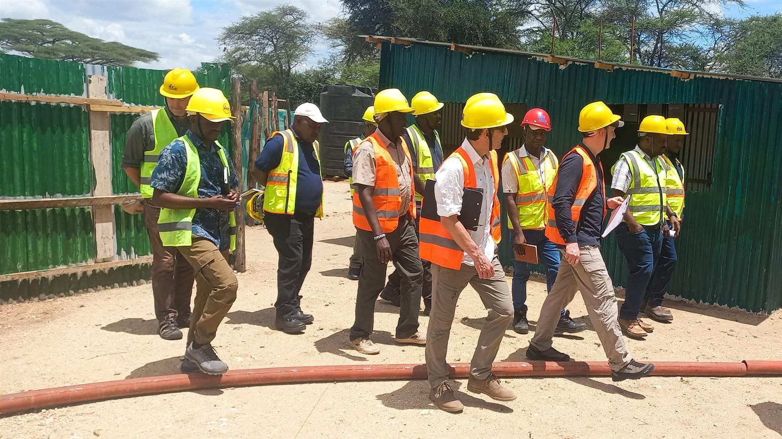 Personengruppe in Schutzkleidung auf dem Weg zur Baustelle