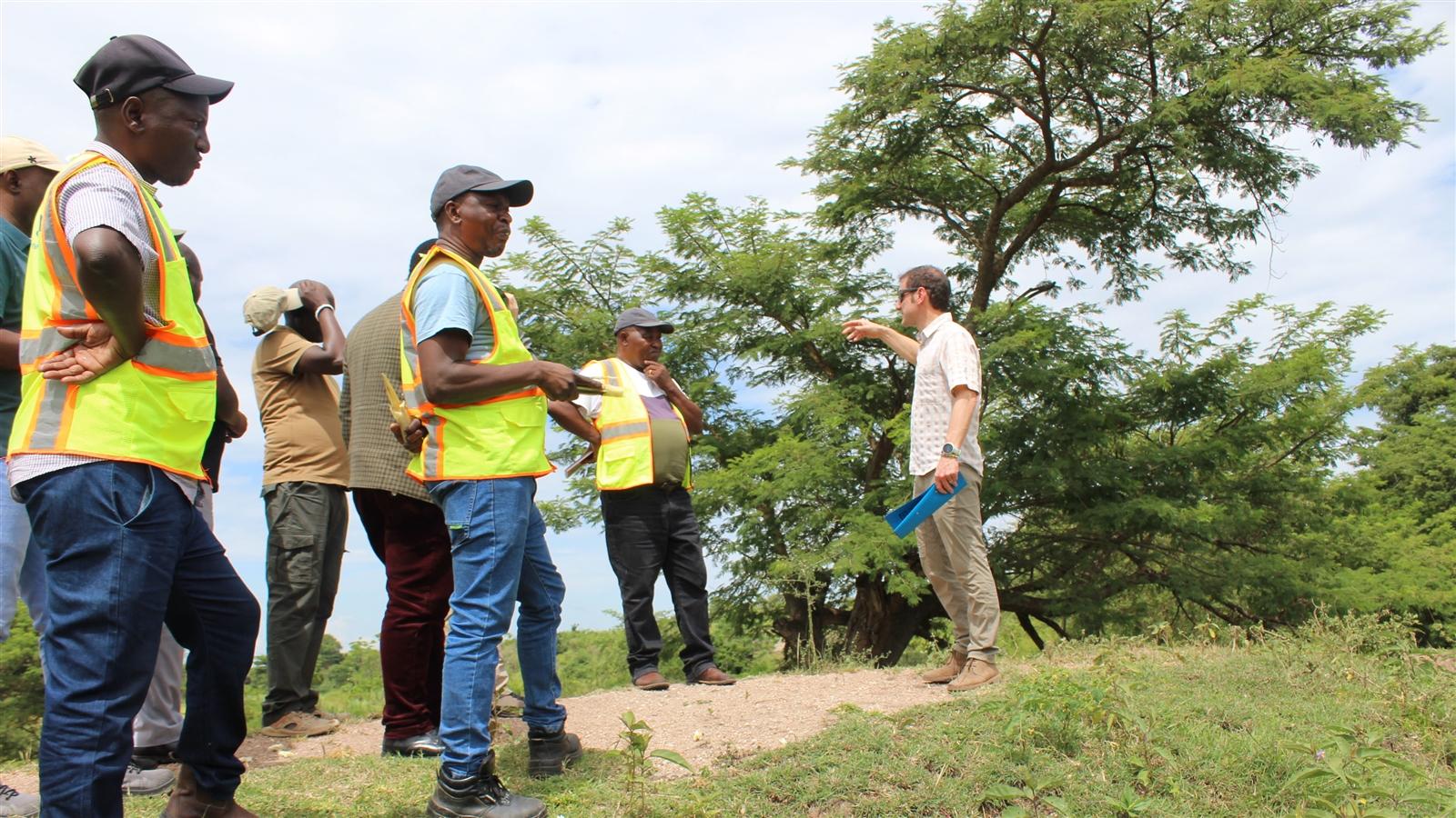 Personen mit Warnwesten auf einer Baustelle 