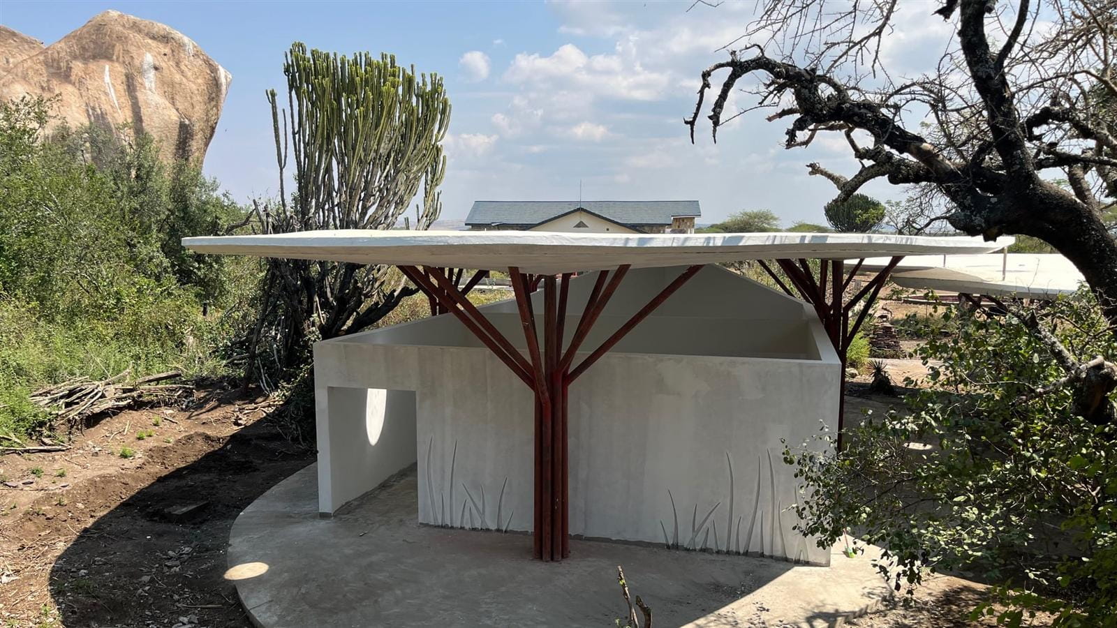 kleines Gebäude inmitten der Natur