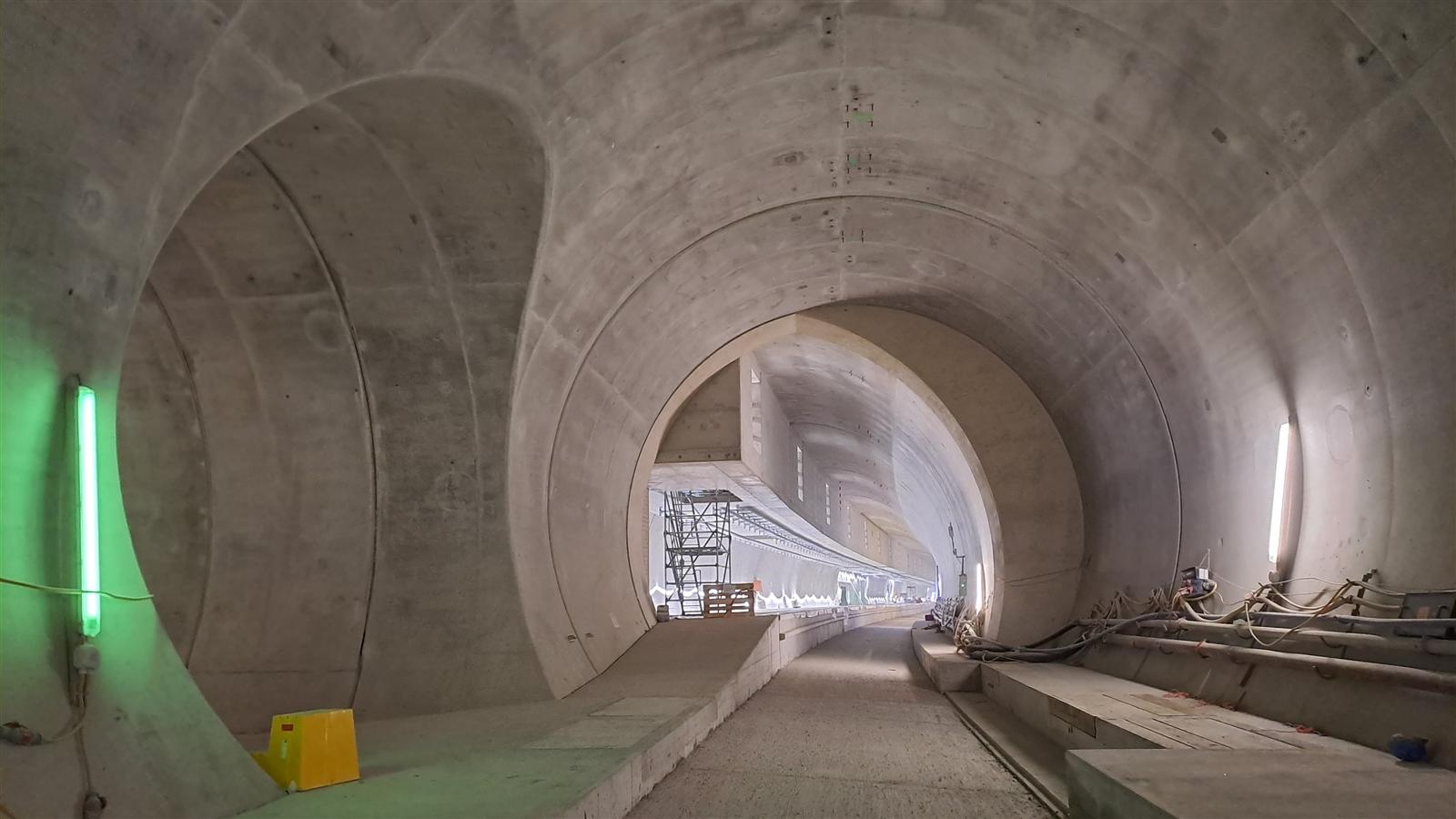 Expansion structure with view towards the railway station