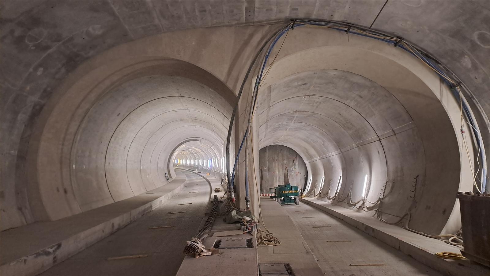 Partition wall dividing into two tunnel tubes