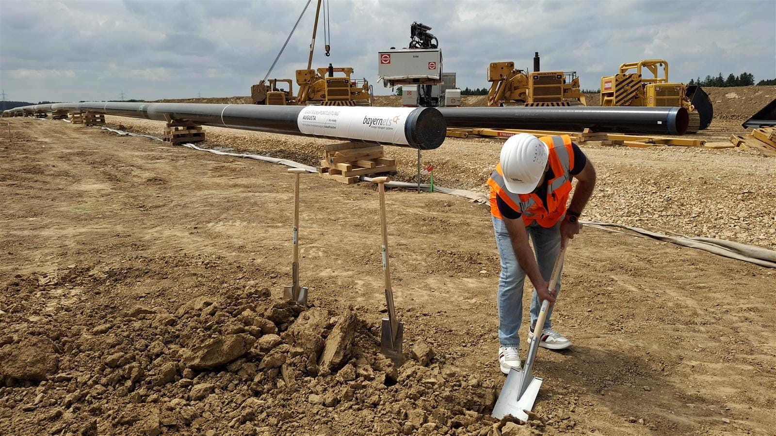 Lokman Ahmo at AUGUSTA gas transmission pipeline in Prettelshofen 