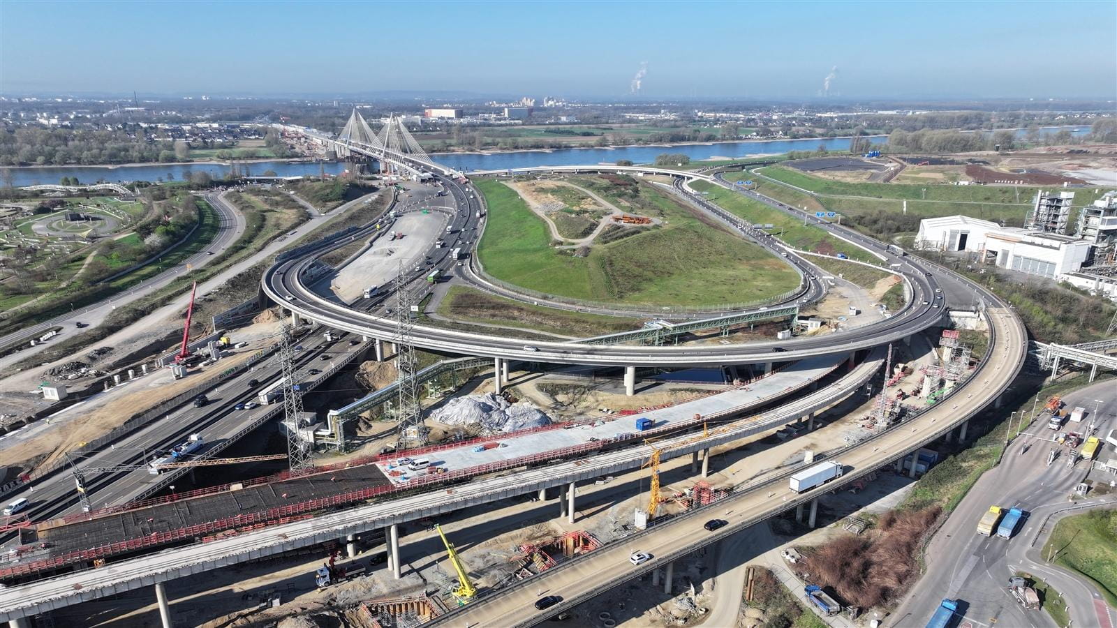 Blick auf das rechtsrheinische Autobahnkreuz