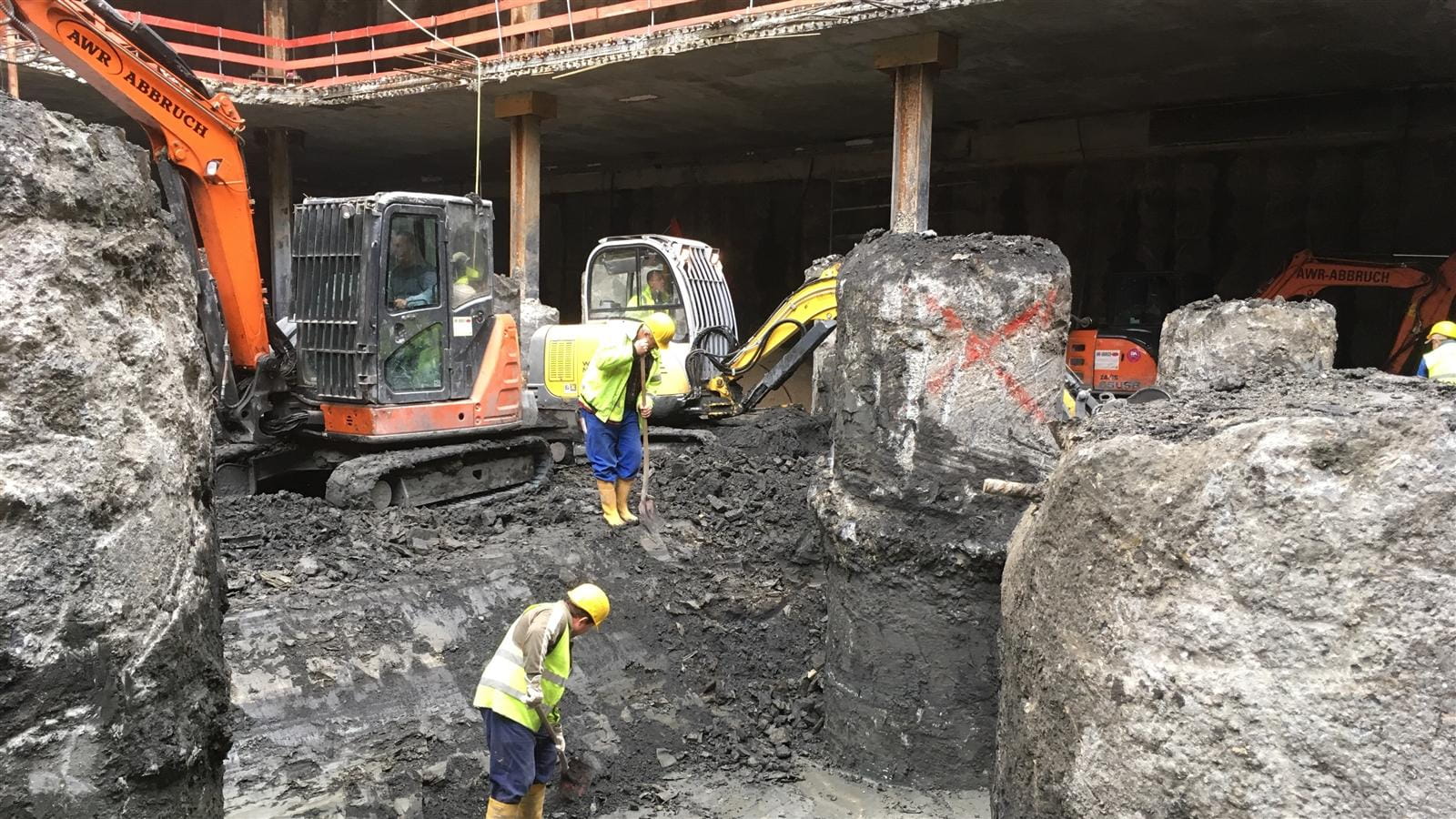 Aushubarbeiten mit Freilegung der Gründungspfähle