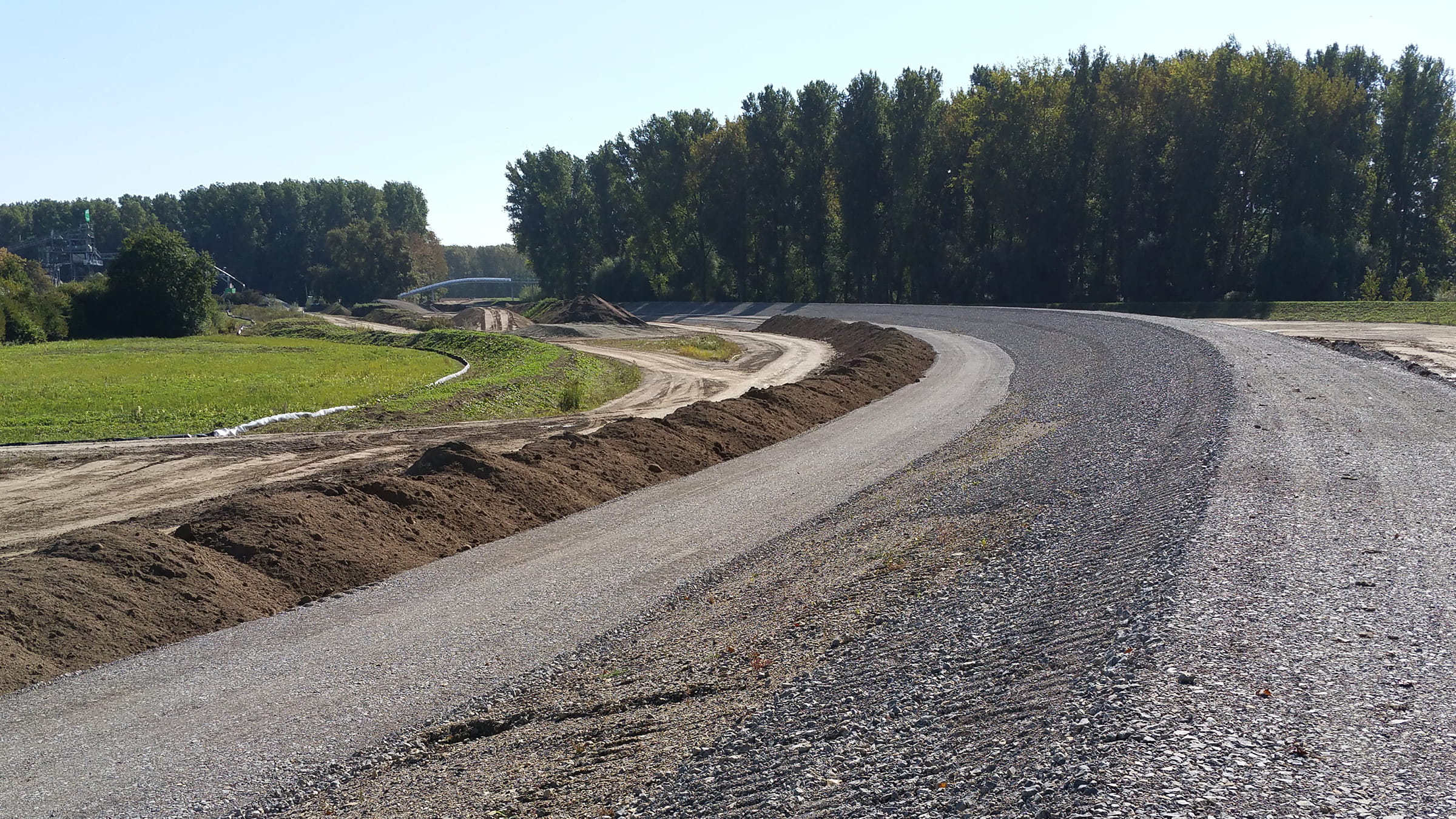 Rhein-Hochwasserdamm Karlsruhe XXX