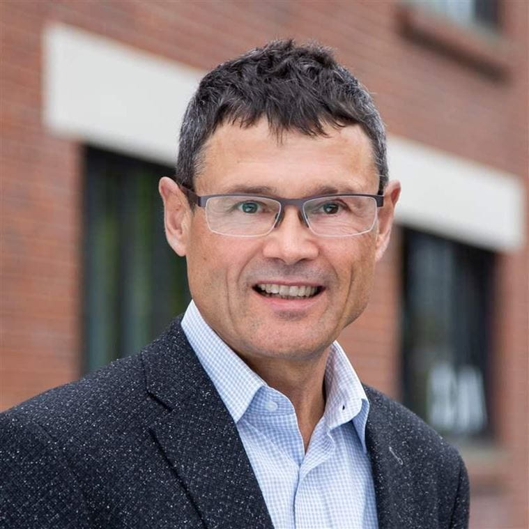Headshot Karsten Menschner